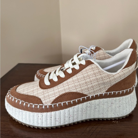 Universal thread women’s sneakers - Picture 2 of 6